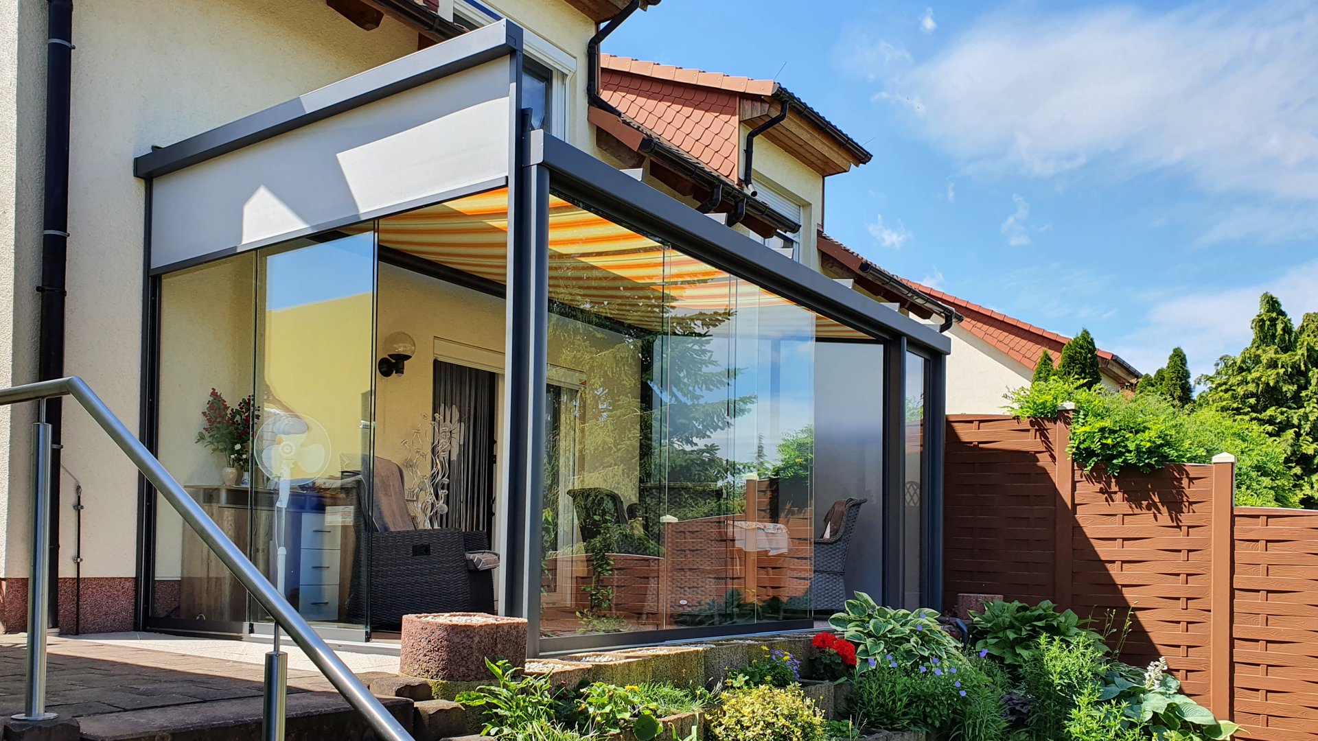 Terrassendach geschlossen mit Vollglasschiebewänden
